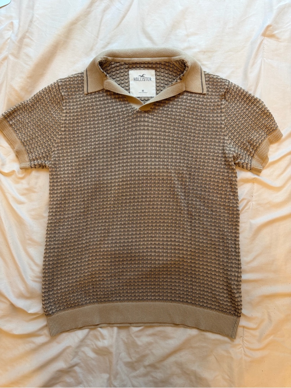 Hollister Men’s Beige Patterned Knitted Johnny Collar Polo. Size Medium